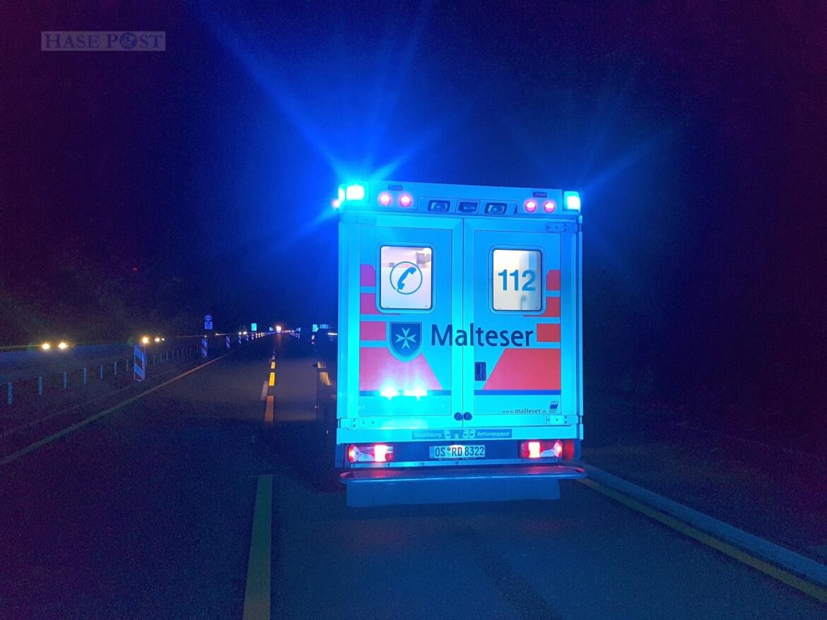 Tranporter kracht ins Heck eines Kleinwagens auf der Autobahn A1