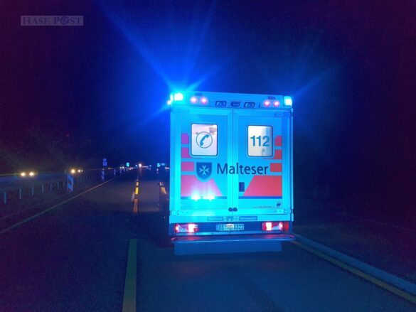 Tranporter kracht ins Heck eines Kleinwagens auf der Autobahn A1 Tranporter kracht ins Heck eines Kleinwagens auf der Autobahn A1