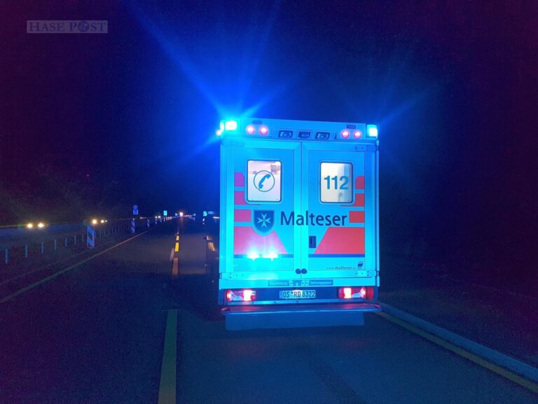 Tranporter kracht ins Heck eines Kleinwagens auf der Autobahn A1