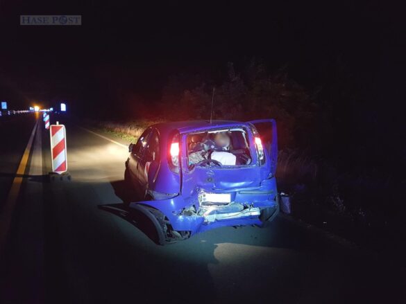 Tranporter kracht ins Heck eines Kleinwagens auf der Autobahn A1 Tranporter kracht ins Heck eines Kleinwagens auf der Autobahn A1