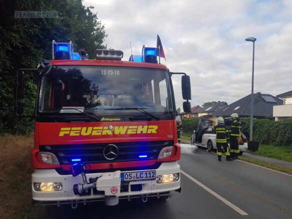 Rauch während der Fahrt – Frau mit Kleinkind kann brennendes Auto gerade noch verlassen