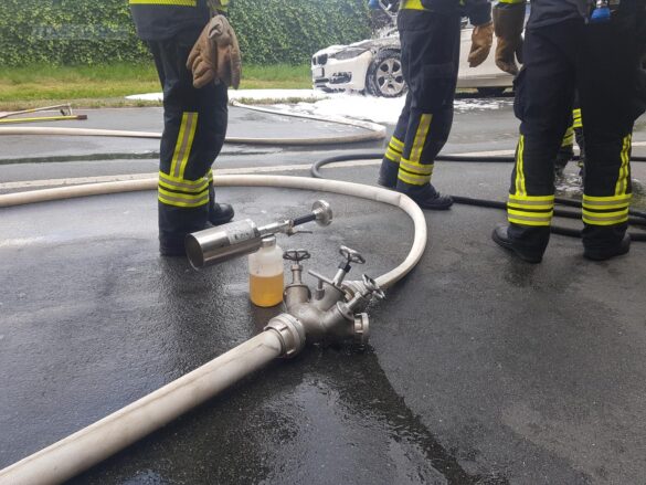 Rauch während der Fahrt – Frau mit Kleinkind kann brennendes Auto gerade noch verlassen