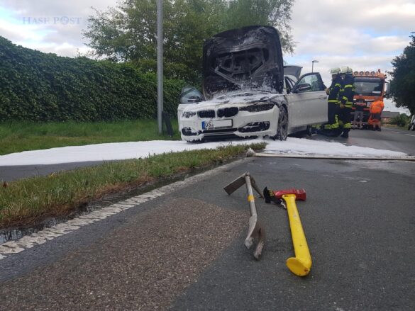 Rauch während der Fahrt – Frau mit Kleinkind kann brennendes Auto gerade noch verlassen