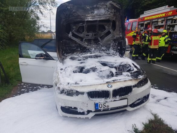 Rauch während der Fahrt – Frau mit Kleinkind kann brennendes Auto gerade noch verlassen