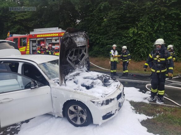 Rauch während der Fahrt – Frau mit Kleinkind kann brennendes Auto gerade noch verlassen