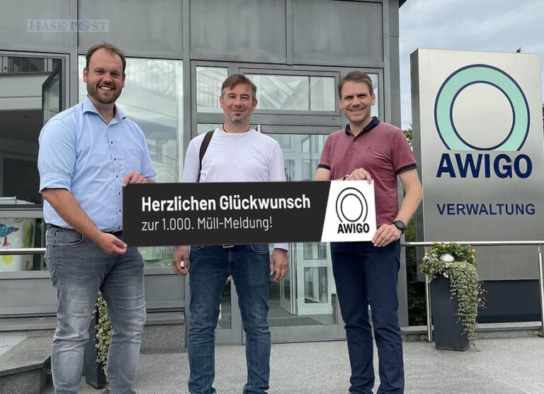 Bastian Spreckelmeyer (links) und Jens Sommerau (rechts) gratulierten Stephan Löhle zur tausendsten Müll-Meldung / Foto: T. Krieger / AWIGO