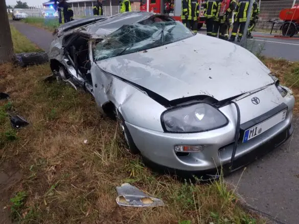 Auto landet kopfüber in Graben – zwei Menschen in Bad Essen verletzt Auto landet kopfüber in Graben – zwei Menschen in Bad Essen verletzt