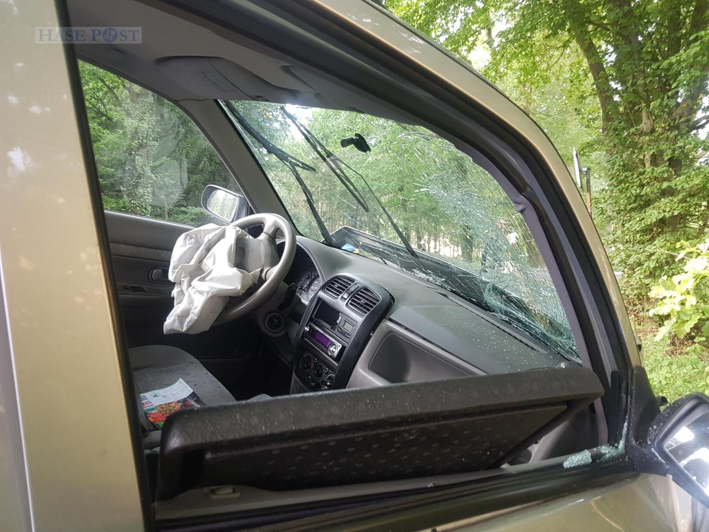 Auto fährt in Lüstringen gegen Baum