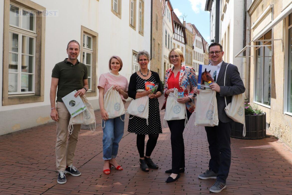 (von links) Karsten Wulf von zwei.7, Marina Root und Ute Tromp vom Fachdienst Bildung der Stadt Osnabrück, Oberbürgermeisterin Katharina Pötter und Daniel Hopkins von "Wir starten gleich!" haben das Projekt auf die Beine gestellt.