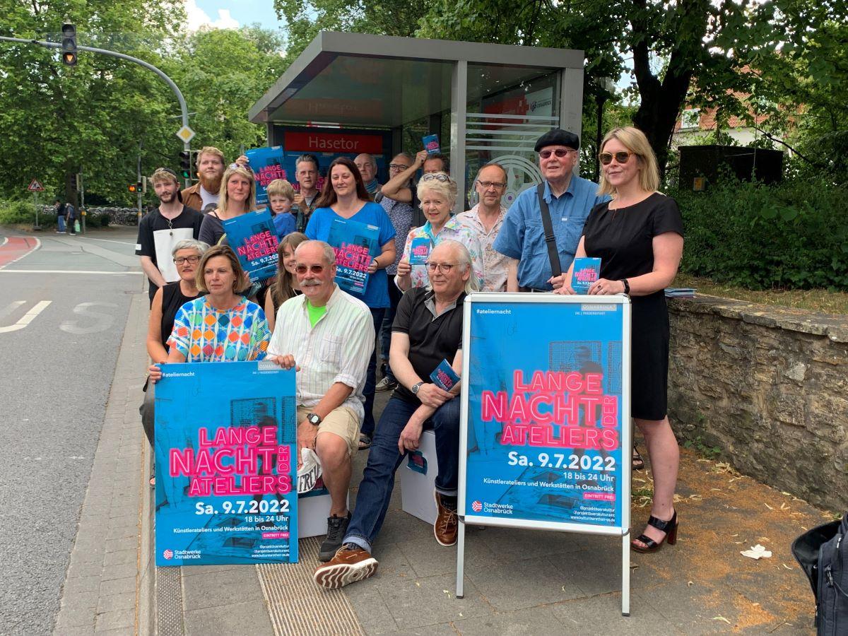 Die Organisatorinnen Anke Bramlage und Silke Buttmann haben sich mit einer bunten Truppe von Künstlern an einer der Haltestellen, die der Shuttle befahren wird, versammelt. / Foto: Schweer