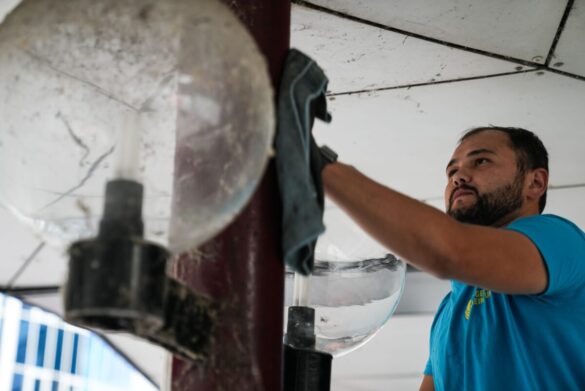 Reinigungsarbeiten am Bussteig A2