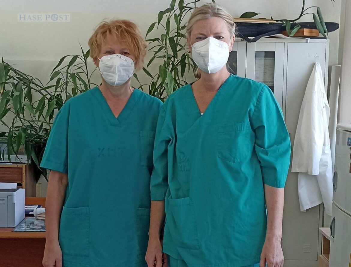 (von links) Birgit Stegemann und Andrea Faustmann übernahmen Vorlesungen zur Stoma- und Wundversorgung in verschiedenen Bereichen. / Foto: Niels-Stensen-Kliniken.
