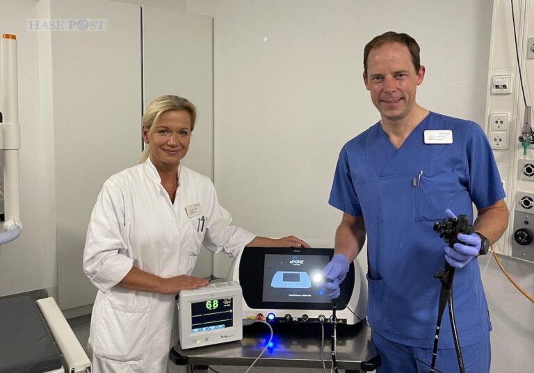 Dr. Corinna Petz und PD Dr. Johannes Rey mit dem neuen „ePORE EndoVE“- Therapiegerät. / Foto: Klinikum Osnabrück