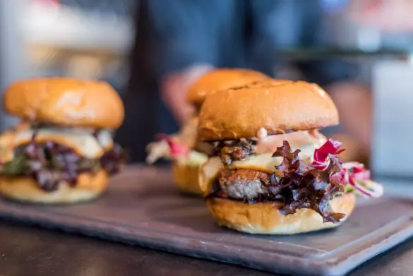 Burger und Salatbowls