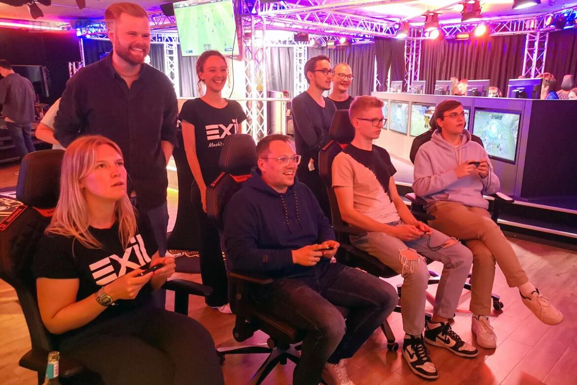 Ein packendes Mario Kart-Duell lieferten sich (von links) Exil-Geschäftsführerin Marlene Schriever und Tiemo Wölken (MdEP) mit Justin Aizin und Lukas Fast vom Gymnasium Bad Essen. Mit nur 2 Punkten lagen am Ende Aizin und Fast vorne. / Foto: Exil/Feline Engling Cardoso