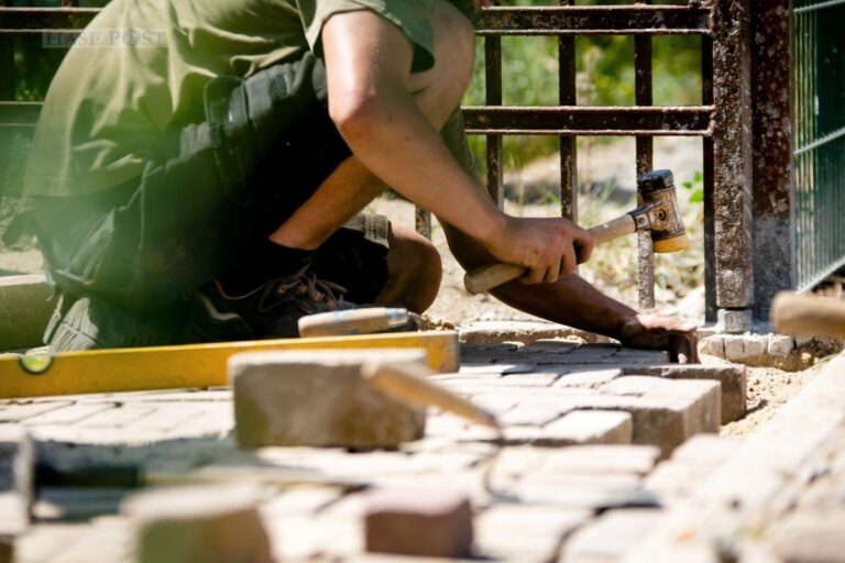Wer Wege pflastert und Parks pflegt, bekommt ab diesem Monat mehr Geld. / Foto: IG BAU