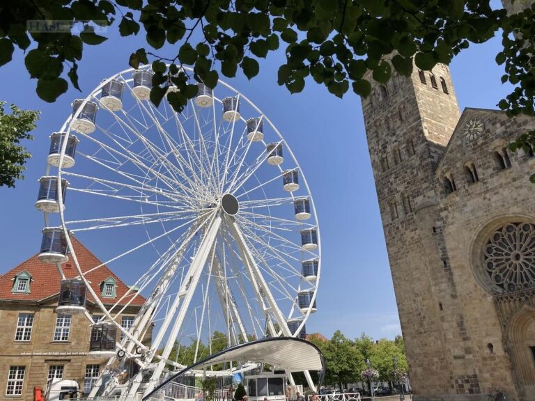 Derzeit sind die Aufbauarbeiten für "Schausteller in der City" in vollem Gang. Das Riesenrad steht bereits. / Foto: Schulte