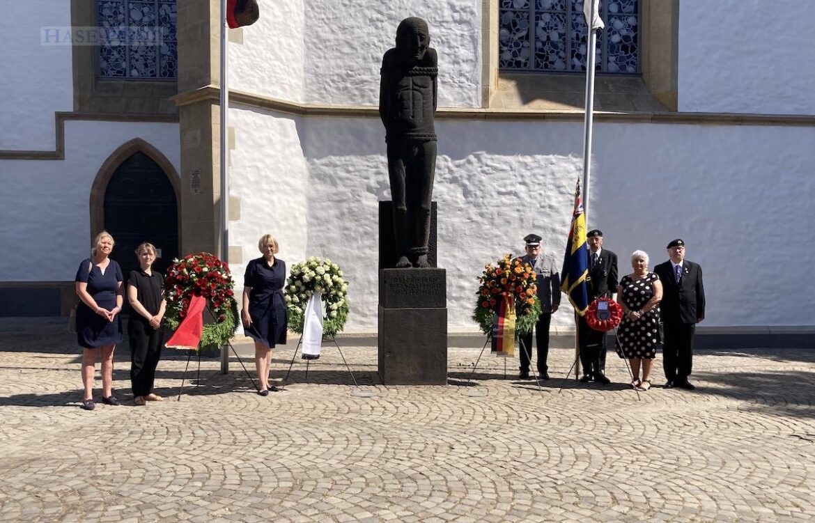 Oberbürgermeisterin Katharina Pötter (Mitte) gedachte mit Mitgliedern des Rates, der Polizei und Justiz sowie Reservisten der Bundeswehr und der Royal British Legion den Widerstandskämpfern. / Foto: Schulte