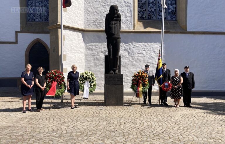 Oberbürgermeisterin Katharina Pötter (Mitte) gedachte mit Mitgliedern des Rates, der Polizei und Justiz sowie Reservisten der Bundeswehr und der Royal British Legion den Widerstandskämpfern. / Foto: Schulte