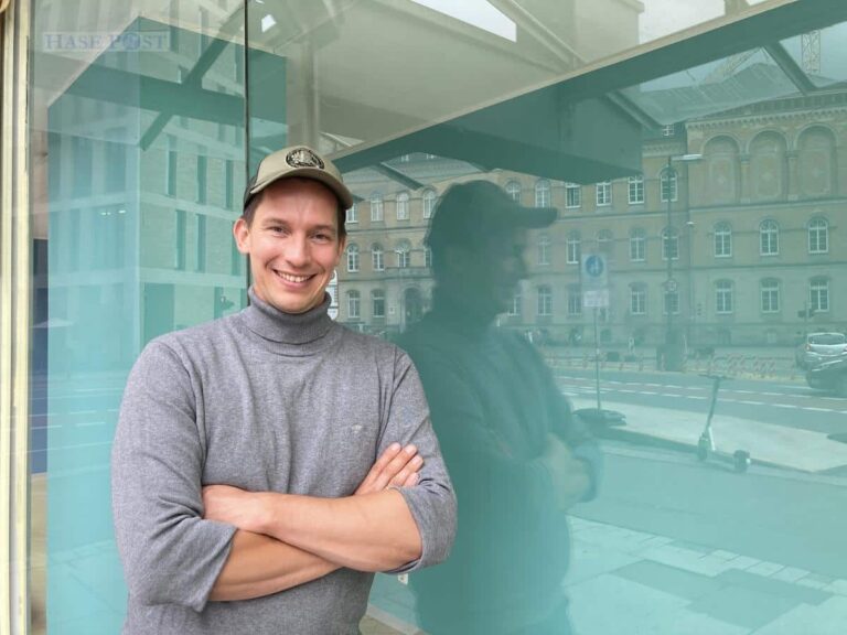 Nils Heitmann steht vor dem neuen Pop-Up-Quartier am Osnabrücker Neumarkt: Könnte hier vielleicht bald ein Wir-Markt entstehen? / Foto: Schulte