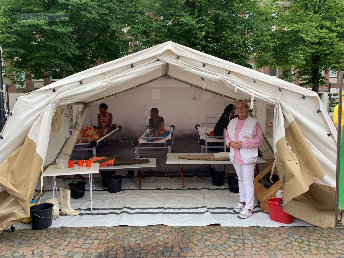 Cordula Häffner zeigt, wie es bei einem Einsatz gegen Cholera aussieht. / Foto: Schweer