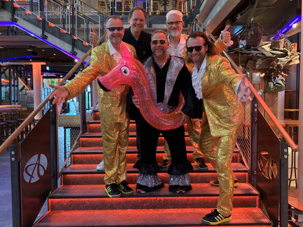 Die Schlager-Polizei, Hossa-Party Erfinder Christian Schäfer und Geschäftsführer Frederik Heede freuen sich auf das 25. Jubiläum am 3. September. / Foto: Schweer