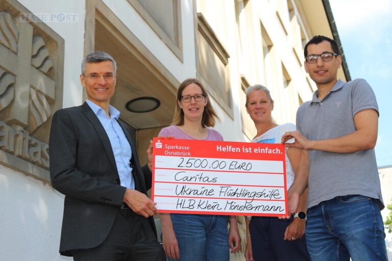 (von links) Dr. Christoph Averdiek-Bolwin (HLB Klein Mönstermann), Maren Wilmes (Caritas), Sandra Hermsmeyer (HLB Klein Mönstermann), Mohammad Brim (Caritas) bei der Spendenübergabe / Foto: HLB