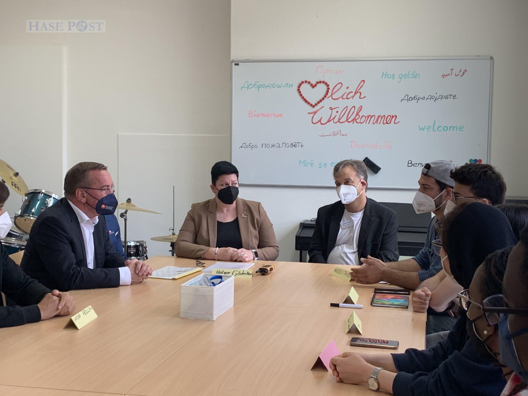 (von links) Innenminister Boris Pistorius, Standortleiterin Birgit Beylich, Sozialpädagoge Holger Gödecker und Maseera A. Tahseen vom BewohnerInnenbeirat sprechen über das freiwillige Engagement der Gruppe. / Foto: Schweer