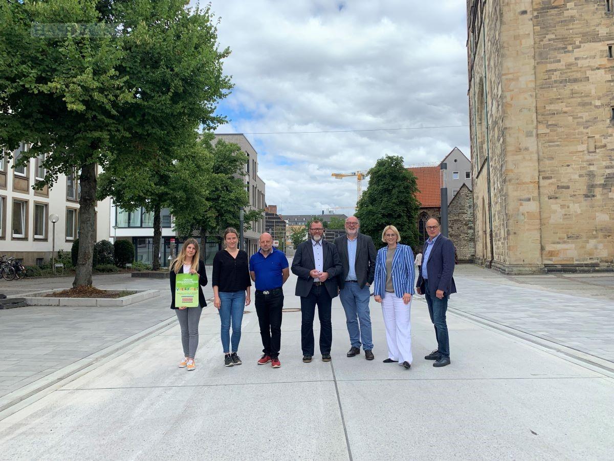 (von links) Quartiersmanagerin Marie Veltmaat, Laura Winkelmann (Planungsbüro Hahm), Daniel Farr und Mike Bohne (Fachbereich Geodaten und Verkehrsanlagen), Berthold Uphoff (Planungsbüro Hahm), Oberbürgermeisterin Katharina Pötter und Hartmut Dieckmann (Dieckmann Bauen und Umwelt). / Foto: Schweer