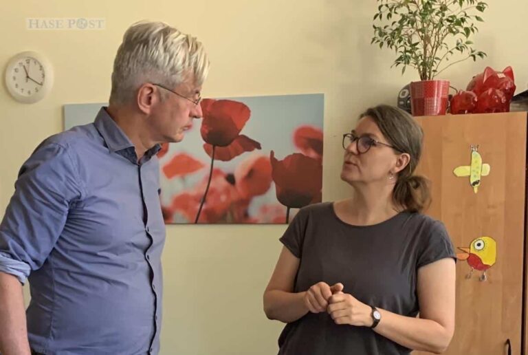 Karin Osterheider erklärt Dr. Mathias Middelberg die Arbeit des Vereins. / Foto: Schweer