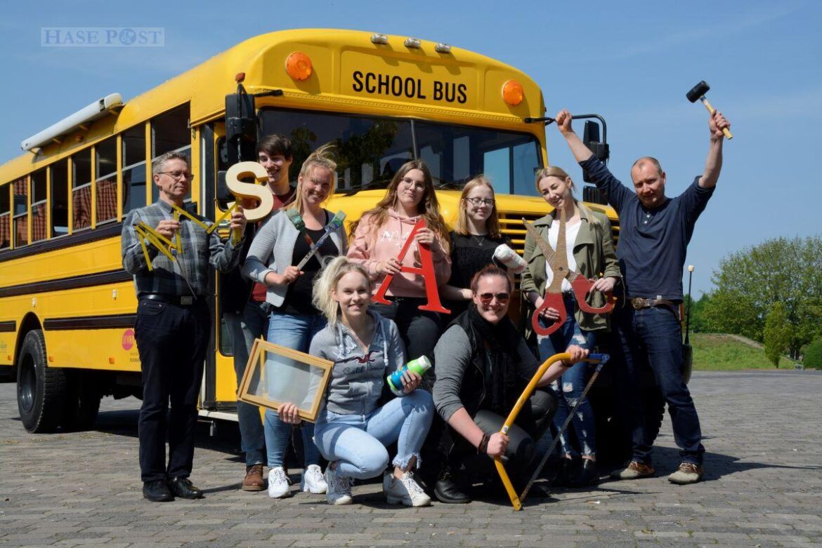Schon von Weitem leuchtet der umgebauter amerikanischer Schulbus und zieht die neugierigen Besucher an. / Foto: Museum für Industriekultur