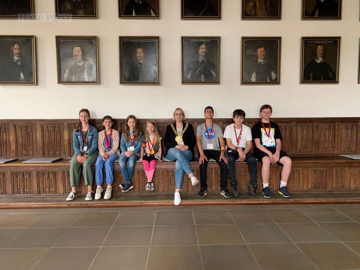 Bei Orangensaft und Sprudelwasser empfing die Oberbürgermeisterin die sieben Ratsmitglieder im Friedenssaal. / Foto: Schweer