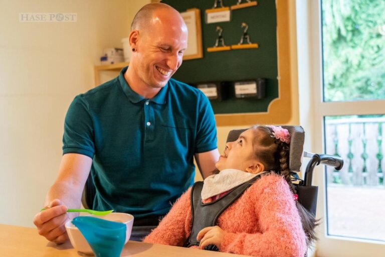 Der neue Rollstuhl erleichtert das Essenanreichen: Florian Lidzba und Viktoriia Senko beim gemeinsamen Essen. / Foto: HHO