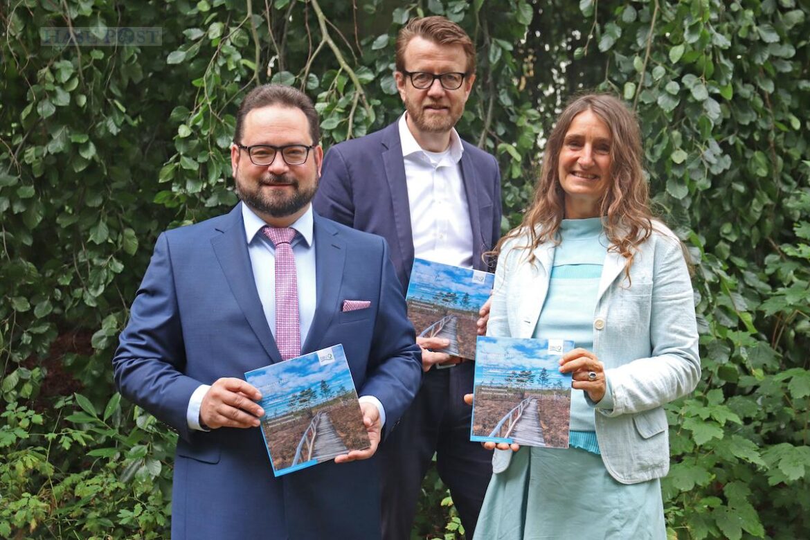 (von links) DBU-Generalsekretär Alexander Bonde, DBU-Abteilungsleiter Felix Gruber sowie DBU-Referatsleiterin Sabine Djahanschah zeigen anhand von DBU-Projekten, welches riesige Potenzial sich durch Energiesparen, Energieeffizienz und den Ausbau erneuerbarer Energien bietet. / Foto: Kerstin Heemann/DBU