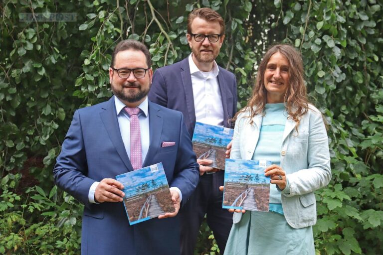(von links) DBU-Generalsekretär Alexander Bonde, DBU-Abteilungsleiter Felix Gruber sowie DBU-Referatsleiterin Sabine Djahanschah zeigen anhand von DBU-Projekten, welches riesige Potenzial sich durch Energiesparen, Energieeffizienz und den Ausbau erneuerbarer Energien bietet. / Foto: Kerstin Heemann/DBU