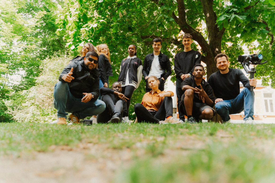 Schülerinnen und Schüler aus neun Nationen rappen über Neuanfang in Deutschland.