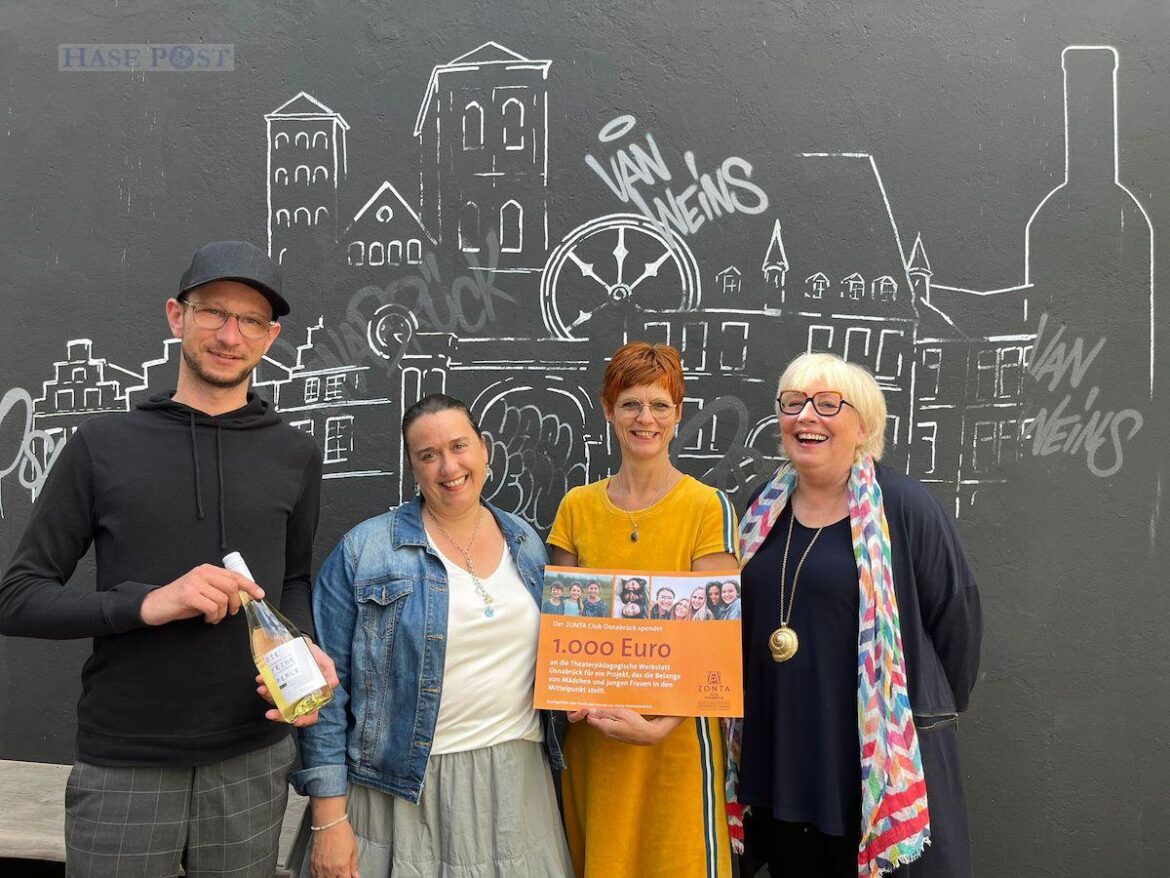 (von links) Nikolas Völker von vanWeins, Carla Ascensão Pischel vom Zonta Club Osnabrück, Liane Kirchhoff von der Theaterpädagogischen Werkstatt und Dorothee Schnepper-Leuck vom Zonta Club Osnabrück bei der Check-Übergabe. / Foto: Zonta Club Osnabrück