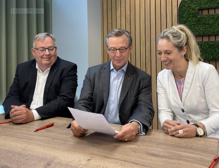 (von links) André Schüller (Firmenkunden-Vorstand), Johannes Hartig (Vorstandsvorsitzender) und Nancy Plaßmann (Privatkunden-Vorständin) unterzeichnen die Selbstverpflichtung. / Foto: Dörthe Janning