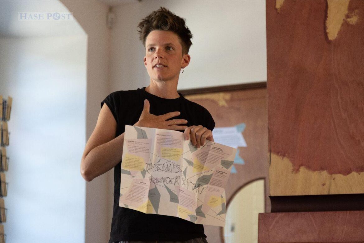 Irène Mélix führt den Queer Walk mit Startpunkt der Kunsthalle Osnabrück durch. / Foto: Friso Gentsch