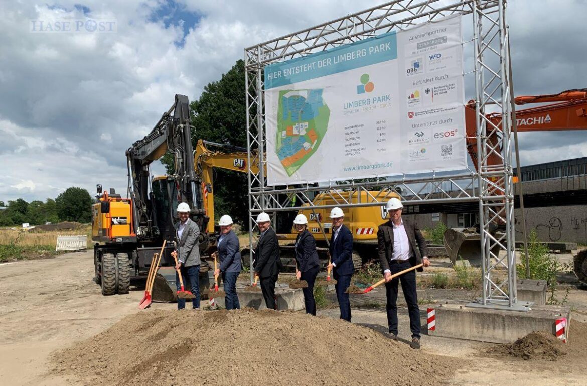 (von links) Sven Tapken (Firma Dallmann), Christian Staub (Firma Clausing), Marcel Haselof (ESOS), Oberbürgermeisterin Katharina Pötter, Ralf Minning (WFO) und Jens-Peter Zuther (Firma Dieckmann) machen den ersten Spatenstich. / Foto: Schweer