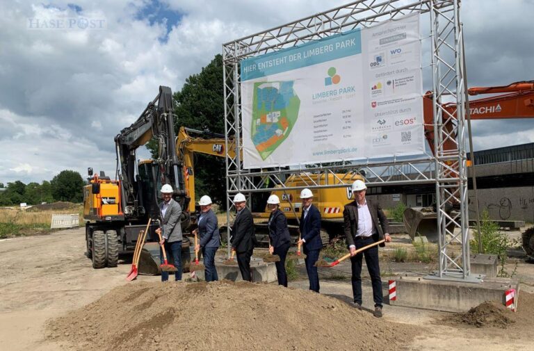(von links) Sven Tapken (Firma Dallmann), Christian Staub (Firma Clausing), Marcel Haselof (ESOS), Oberbürgermeisterin Katharina Pötter, Ralf Minning (WFO) und Jens-Peter Zuther (Firma Dieckmann) machen den ersten Spatenstich. / Foto: Schweer
