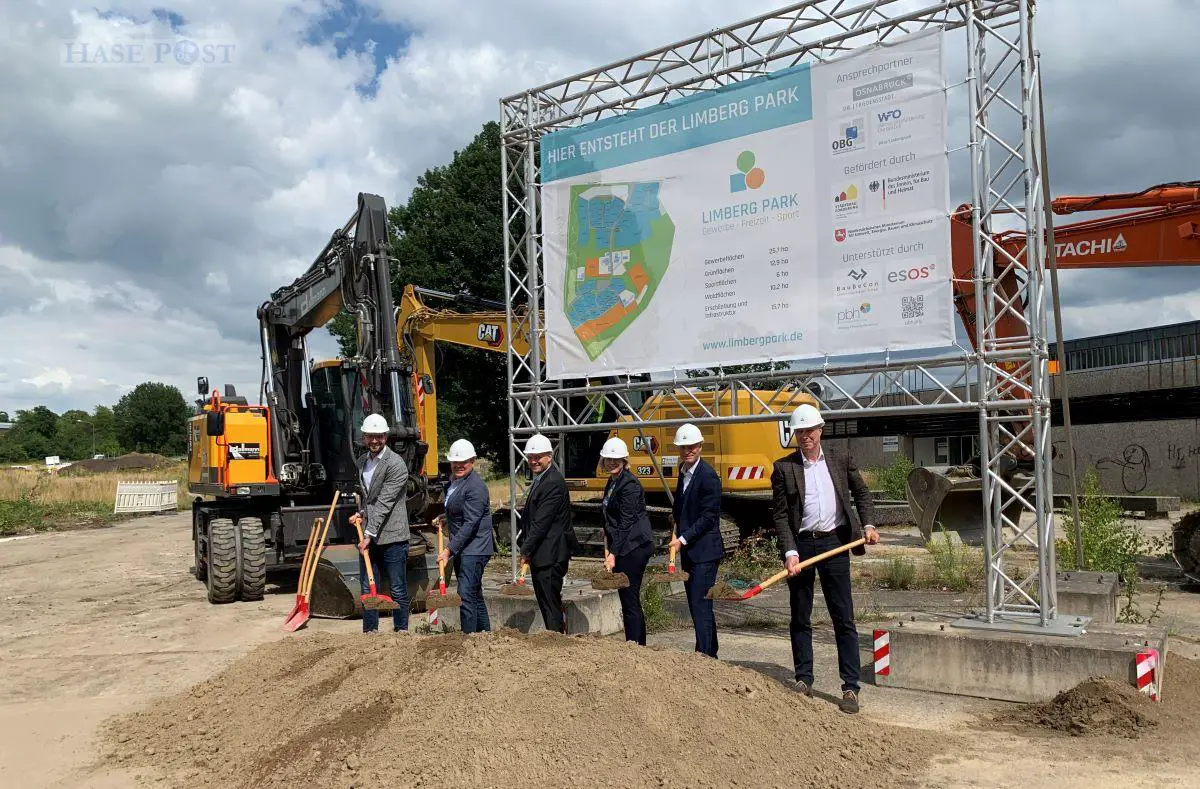 (von links) Sven Tapken (Firma Dallmann), Christian Staub (Firma Clausing), Marcel Haselof (ESOS), Oberbürgermeisterin Katharina Pötter, Ralf Minning (WFO) und Jens-Peter Zuther (Firma Dieckmann) machen den ersten Spatenstich. / Foto: Schweer
