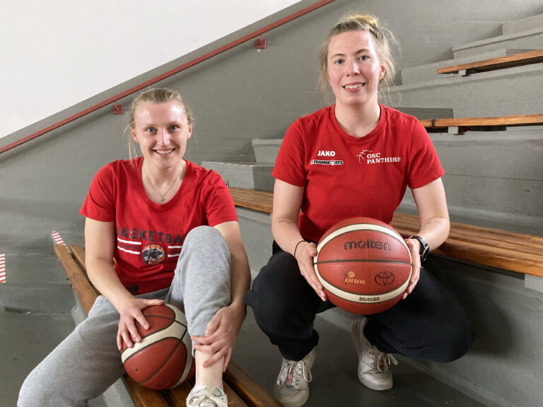 Martina Flerlage (links) und Julia Rösner ziehen das Training der OSC Junior Panthers auf links. / Foto: OSC