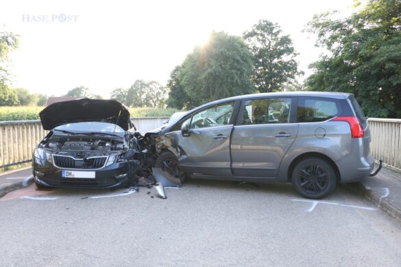 Drei Autos kollidieren auf Brücke in Rieste, Geländer durchbrochen