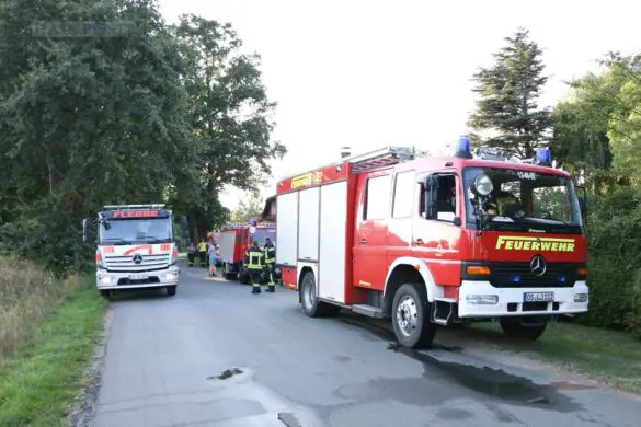 Drei Autos kollidieren auf Brücke in Rieste, Geländer durchbrochen
