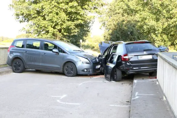 Drei Autos kollidieren auf Brücke in Rieste, Geländer durchbrochen