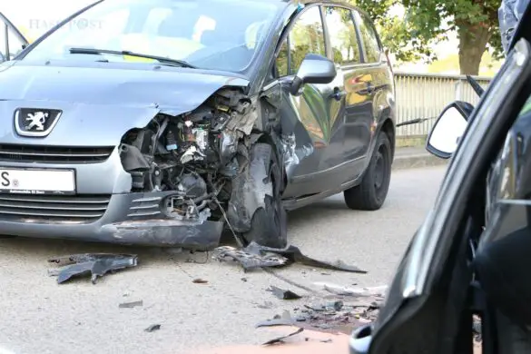 Drei Autos kollidieren auf Brücke in Rieste, Geländer durchbrochen