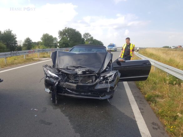 Cabrio fährt Schweinelaster auf Bundesstraße B51/B65 auf