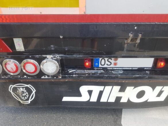 Cabrio fährt Schweinelaster auf Bundesstraße B51/B65 auf