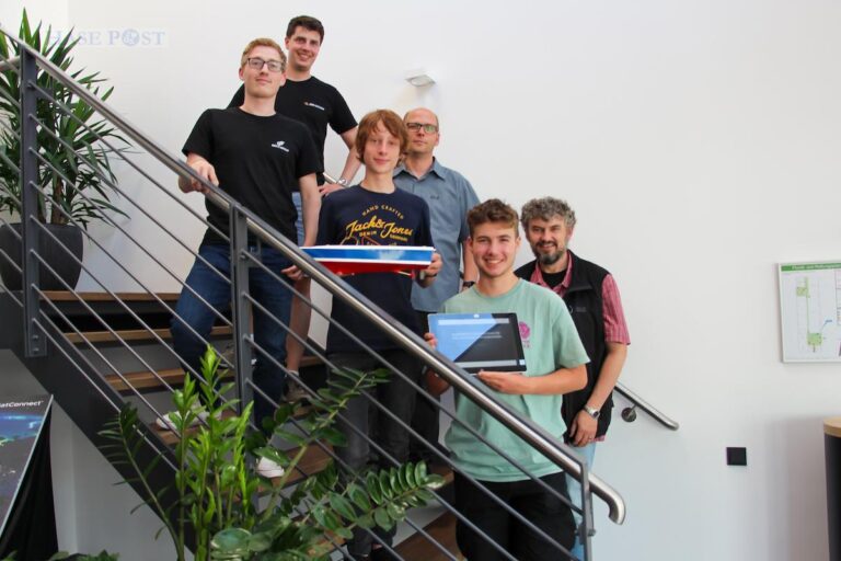 Die Geschäftsführer Daniel Guth und David Schmitz von der G&S IT Group mit Maximilian Spiegelberg, Lehrer Kai Crystalla, Simon Dälken und Dr. Ansgar Striethorst vom Gymnasium Carolinum Osnabrück / Foto: G&S IT Group